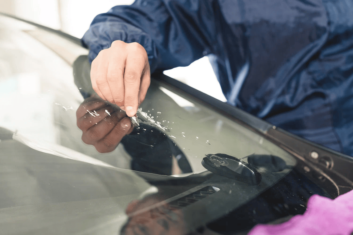 Inspecting a cracked car windscreen